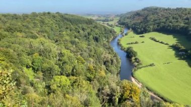 Wye Nehri 'nin ve Wye Vadisi' nin manzarası Symonds Yat Kayası 'na bakıyor. Soldan sağa dönüyor. Kimse yok..