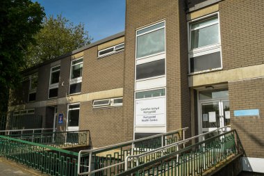 Pontypridd, Galler - Mayıs 2018: Pontypridd 'deki NHS Sağlık Merkezi ve Kliniği