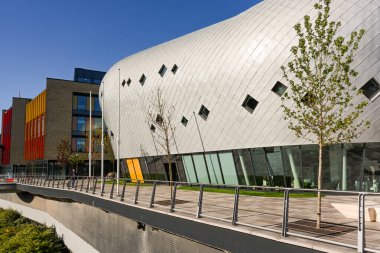 Pontypridd, Galler - Eylül 2020: Pontypridd 'deki Şekerleme Nehri kıyısındaki yeni Şekerleme Vadisi Kalkınması' nda halk kütüphanesi ve nehir kenarı yürüyüşü.