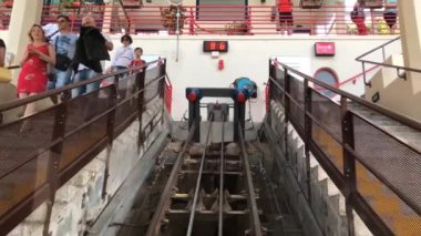 COMO, ITALY - Haziran 2019: Como Gölü, İtalya 'daki Como kasabasındaki funiküler demiryolunun tepesindeki istasyondan inerek