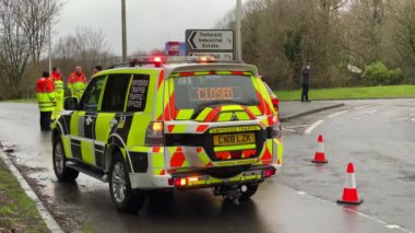 Pontypridd, Galler - Şubat 2020: Olay yerinde ışıkları yanıp sönen trafik polisi araçları