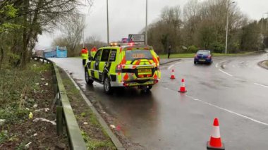 Pontypridd, Galler - Şubat 2020: Olay yerinde ışıkları yanıp sönen trafik polisi arabası