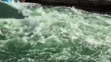 Kano kursu almış bir adamın üzerinde beyaz su çalkalamak. Kimse yok..