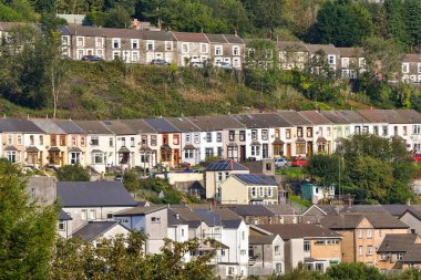 Ferndale, Rhondda Vadisi, Galler - Eylül 2020: Galler 'deki Rhondda Vadisi' nin yanında geleneksel teraslar. Bölge, koronanvirüs vakalarının artması nedeniyle 16 Eylül 'de yerel tecrit altına alındı..