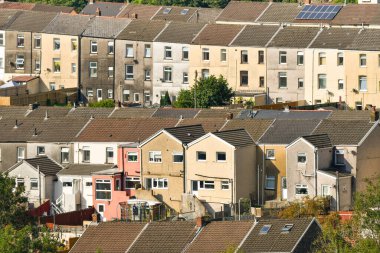 Ferndale, Rhondda Vadisi, Galler - Eylül 2020: Galler 'deki Rhondda Vadisi' nin yanında geleneksel teraslar. Bölge, koronanvirüs vakalarının artması nedeniyle 16 Eylül 'de yerel tecrit altına alındı..