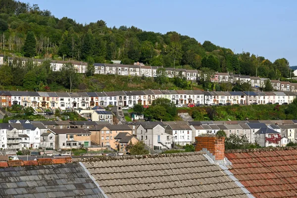 Ferndale, Rhondda Vadisi, Galler - Eylül 2020: Galler 'deki Rhondda Vadisi' nin yanında geleneksel teraslar. Bölge, koronanvirüs vakalarının artması nedeniyle 16 Eylül 'de yerel tecrit altına alındı..