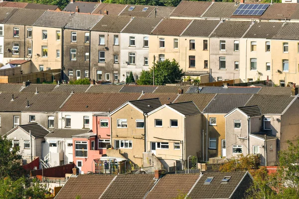 Ferndale, Rhondda Vadisi, Galler - Eylül 2020: Galler 'deki Rhondda Vadisi' nin yanında geleneksel teraslar. Bölge, koronanvirüs vakalarının artması nedeniyle 16 Eylül 'de yerel tecrit altına alındı..