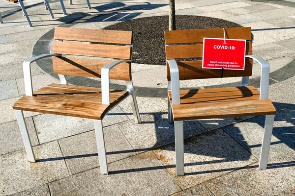 Dois Assentos Livre Uma Área Pavimentada Tem Sinal Informando Pessoas — Fotografia de Stock