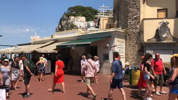 Isle Capri Itálie Srpen 2019 Návštěvníci Města Capri Vstupují Vchodu — Stock video