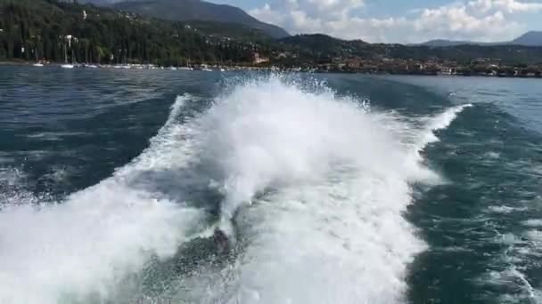 Acqua Bianca Sulla Scia Traghetto Veloce Sul Lago Garda Italia — Video Stock