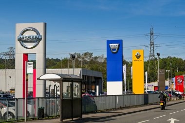 Pontypridd, Galler Eylül 2020: Pontypridd yakınlarındaki Nissan, Dacia, Renault ve Vauxhall otomobil galerilerinin önündeki imza.