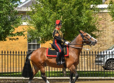 Londra, İngiltere - Temmuz 2018: Atlı süvari birliği Londra 'nın merkezinde bir yolda ilerliyor