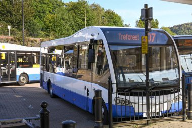 Pontypridd, Galler - Eylül 2020: Pontypridd şehir merkezindeki otobüs durağına park edilen otobüsler.