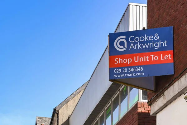 Pontypridd, Wales - September 2020: Schild an einem Geschäftsimmobiliengebäude in der Taff Street, Pontypridd, wirbt für ein leerstehendes Ladenlokal zur Vermietung . — Stockbild Pontypridd Wales September 2020 Schild Einem Geschäftsimmobiliengebäude Der Taff Street — Stockfoto