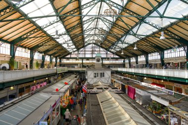 Cardiff, Wales - Ağustos 2020: Cardiff 'teki kapalı marketin balkonundan bakan tezgahlar.