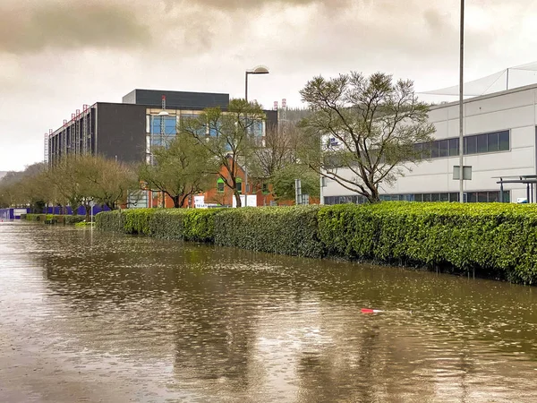 NANTGARW, CARDIFF YAKINDA, WALES - Şubat 2020: Cardiff yakınlarındaki Treforest Endüstriyel Malikanesi 'ndeki ofislerin dışındaki su basmış yol
