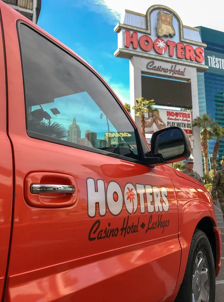 Las Vegas Nevada Usa มภาพ 2019 แบรนด Hooters านข างของรถบรรท — ภาพถ่ายสต็อก