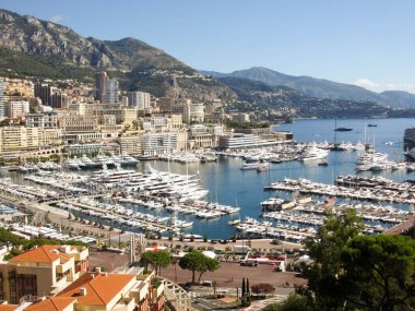 Monako, Avrupa - Ocak 2018: Liman ve çevre binalara demirlemiş tekne ve yatların geniş açılı görünümü