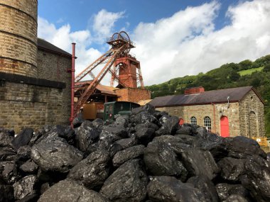 Rhondda Heritage Park, Galler - Eylül 2017: Arka planda Lewis Merthyr kömür ocağının eski püskü ve dolambaçlı teçhizatıyla eski bir tramvayda kömür