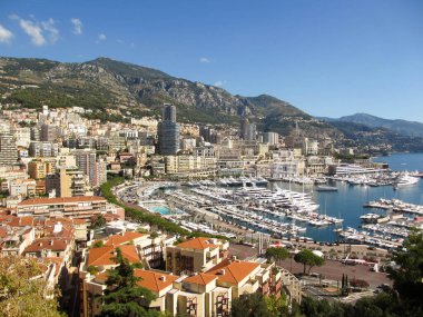 Monako, Avrupa - Ocak 2018: Liman ve çevre binalara demirlemiş tekne ve yatların geniş açılı görünümü