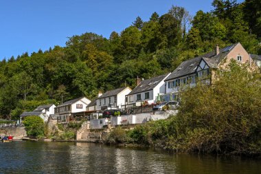 Symonds, Yat, İngiltere - Eylül 2020: The Saracens Head Inn kasık evi ve Symonds Yat 'taki River Wye nehrinin üzerindeki Garth Cottage pansiyonu.