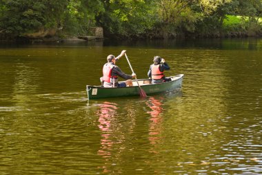 Symonds, Yat, İngiltere - Eylül 2020: Symonds Yat 'daki Wye Nehri' nde bir kanoda iki kişi.