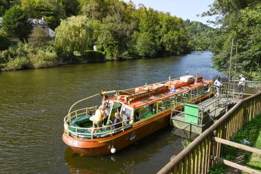 Symonds, Yat, İngiltere - Eylül 2020: Symonds Yat 'taki Wye Nehri' ndeki manzaralı bir gemi gezisinden sonra insanlar küçük bir tekneden iniyor.