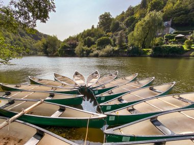 Symonds Yat, Herefordshire, İngiltere - Eylül 2020: Symonds Yat 'ta Wye nehrinin kenarında bağlı kanolar.