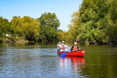 Symonds, Yat, İngiltere - Eylül 2020: Symonds Yat 'daki Wye Nehri' nde bir kanoda iki kişi.
