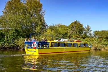 Symonds, Yat, İngiltere - Eylül 2020: Symonds Yat 'da Wye Nehri' nde ziyaretçi alan küçük bir tekne görüldü.