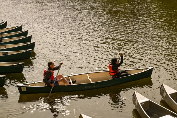 西门子 Yat 英格兰 2020年9月 两个人在Symonds Yat的怀伊河上的独木舟上出发 — 图库照片