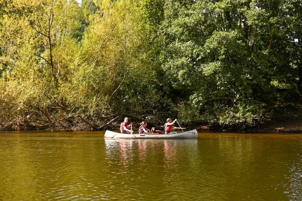 Symonds Yat England September 2020 Three People Dog Canoe River — стокове фото