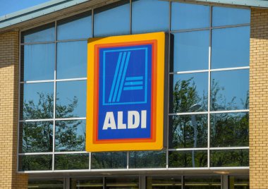 Llantrisant, Wales - Mayıs 2018: ALDI süpermarketinin girişinin üzerindeki büyük işaret
