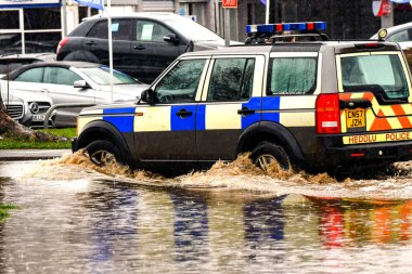 TreForst Endüstriyel Malikanesi, CARDIFF, WALES - Şubat 2020: Treforest Endüstri Bölgesi 'ndeki sel sularından geçen polis 4x4 devriye aracı