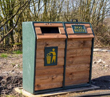 Köpek atıkları ve küçük süprüntüler için ahşap kutular. Hiç kimse.