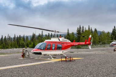 CANMORE, ALBERTA, CANADA - HAZİRAN 2018: Çan 206 Uzun Helikopter Alp helikopterleri tarafından Canmore 'daki üssünden yönetiliyor,
