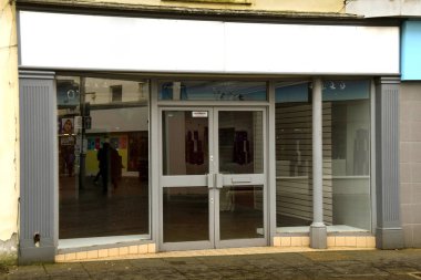 Bridgend, Galler - Aralık 2017: Şehrin alışveriş merkezindeki boş dükkan