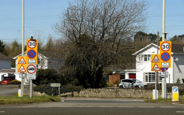 Bridgend, Wales - Nisan 2018: Yol ayrımında yol işaretleri