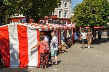Cardiff Körfezi, Galler - Temmuz 2018: Cardiff Körfezi 'ndeki bir yaz gününde insanlar açık hava pazarlarını ziyaret ediyor