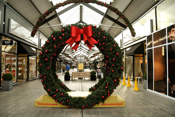 Бриджит, Уэльс - декабрь 2017 года: Крупнейшее украшение рождественского венка в дизайнерском магазине