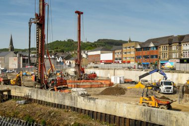 Pontypridd, Wales - Mayıs 2018: Taff Vale yenilenme projesi sahasında kazı ve sondaj sondajı, eski Taff Vale Bölgesi 'nin şantiyesinde yeni bir karma kullanım geliştirmesi..