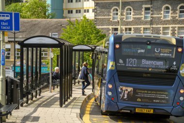 Pontypridd, Galler - Mayıs 2018: Bir yolcuyu aldıktan sonra Pontypridd şehir merkezindeki otobüs durağından kalkmak üzere.