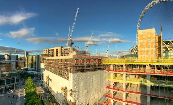 ロンドン イギリス 6月2018 新しいアパートが建設されているロンドン北部のウェンブリースタジアムと一緒に建設現場 — ストック写真