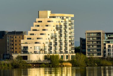 CARDIFF BAY, CARDIFF, WALES - Mayıs 2018: modern apartman blokları Cardiff Körfezi kıyısı. Cardiff 'in rıhtım alanlarını yenileme amaçlı büyük bir projenin ürünleri..
