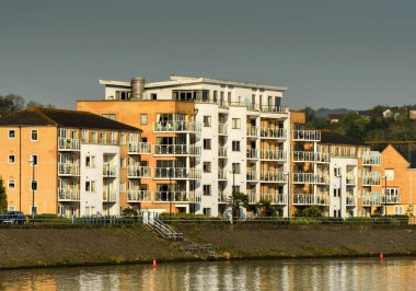 Cardiff BAY, CARDIFF, WALES - Mayıs 2018 Cardiff Bay 'in rıhtımındaki modern apartman blokları. Cardiff 'in rıhtım alanlarını yenileme amaçlı büyük bir projenin ürünleri..