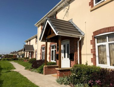 PONTYPRIDD, WALES - Mayıs 2018: bir iskan derneği tarafından yönetilen yeni sosyal konutlar bloğu. Konut piyasasından yararlanamayan insanlar için sosyal konutlar ekonomik konut olanağı sağlar.