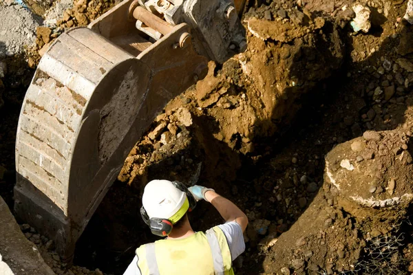 Pontypridd Wales May 2018 Construction Worker Directing Excavator Digging Foundations — Stock Photo, Image