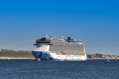 Cabo San Lucas, Meksika - 14 Ocak 2024 Cabo San Lucas açıklarında Norveç Saadet Gemisi. Gemi Norveç Gemi Gemisi tarafından işletiliyor..