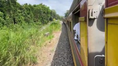 Panama Kanalı, Panama 21 Ocak 2024: Panama Kanalı 'nda hareket halindeki bir trenin yan görüntüsü