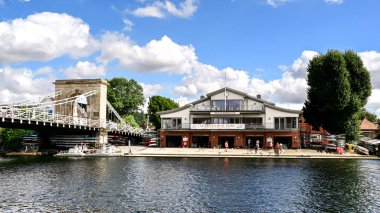 Marlow, Buckinghamshire, İngiltere - 20 Temmuz 2025: Marlow Kürek Kulübü 'nün, kentin ünlü zincir köprüsünün yanında yer alan kulüp binasının manzarası